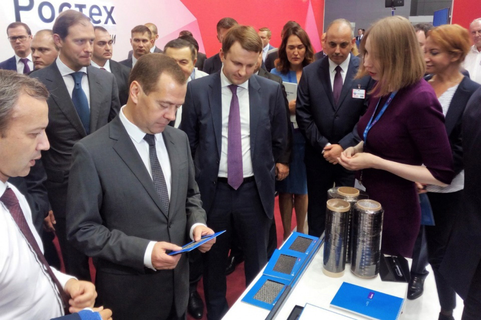 Дмитрий Медведев рассматривает продукцию UMATEX на выставке
